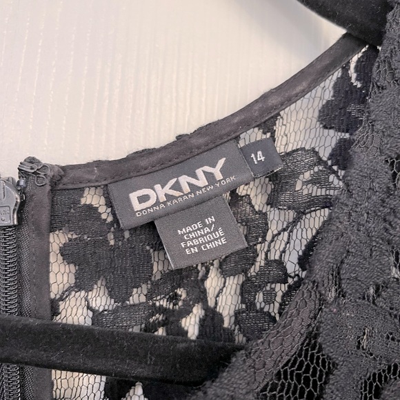 Lace Shell Dress with Side Ruching - Picture 3 of 4